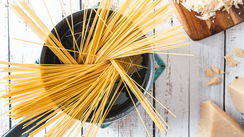 spaghetti pasta in pot