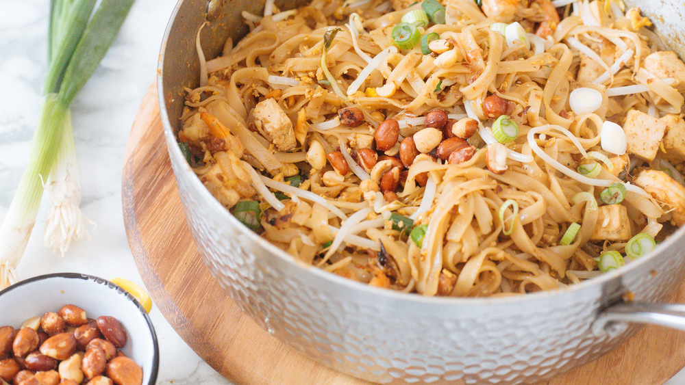 pad thai in pan