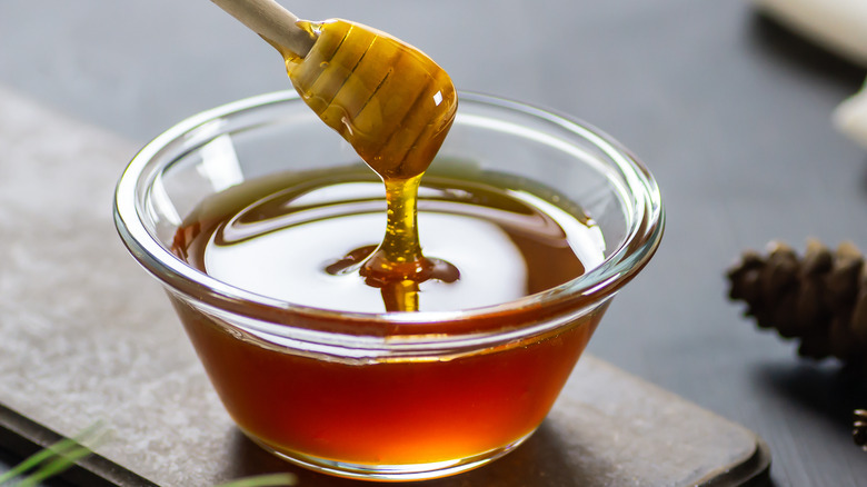 honey in a glass bowl 