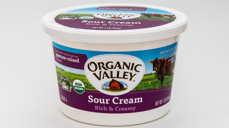 A tub of Organic Valley sour cream