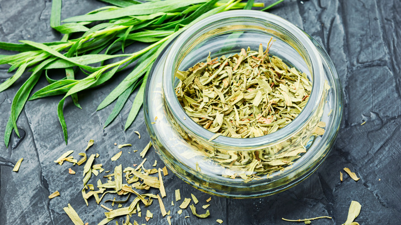 Fresh tarragon leaves and jar of dried tarragon