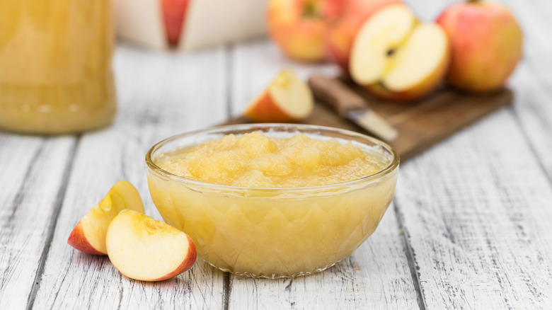 Bowl of applesauce with apples