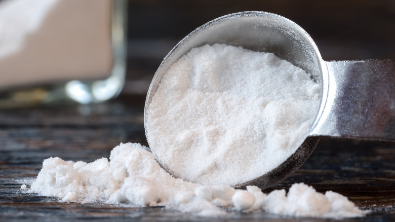 Arrowroot powder in a teaspoon