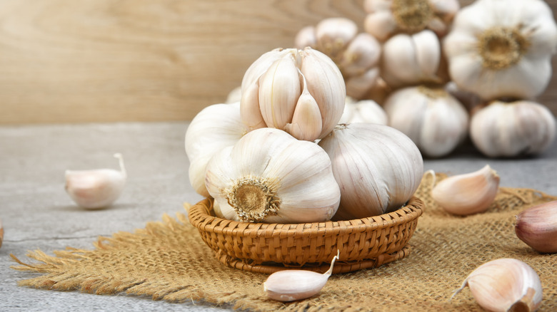 Garlic cloves in a bowl