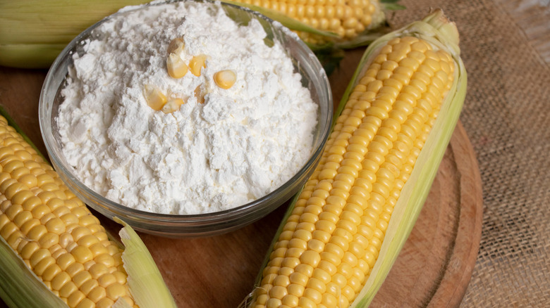 Cornstarch with whole ears of corn