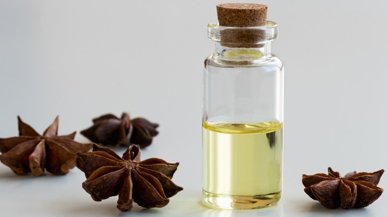 Anise oil with star anise pods