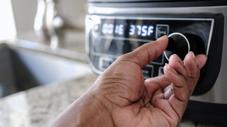 Adjusting temperature on air fryer