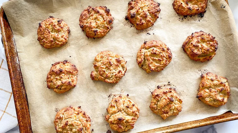 Tray of browned baked cookies