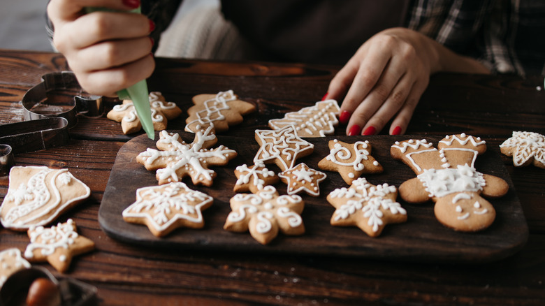 icing gingerbread cookies