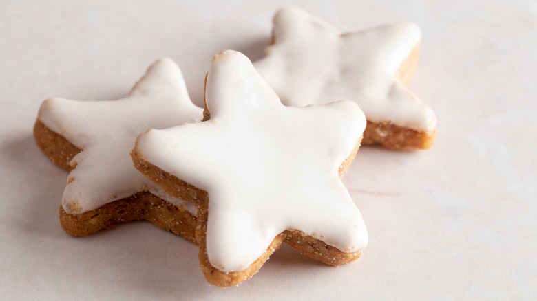 white royal icing on cookies