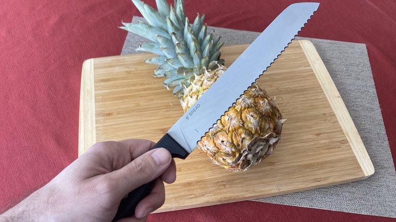 bread knife with pineapple