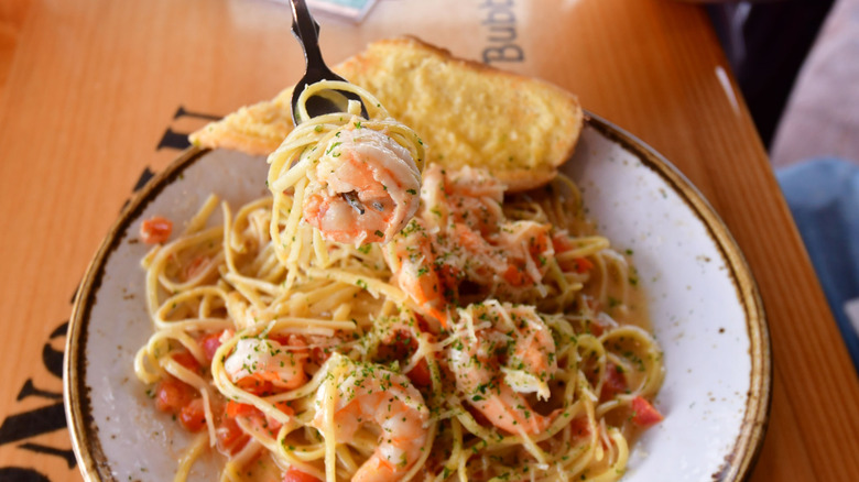 Shrimp with pasta in bowl