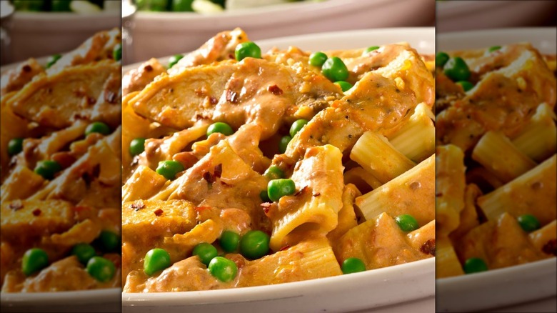 bowl of spicy chicken rigatoni