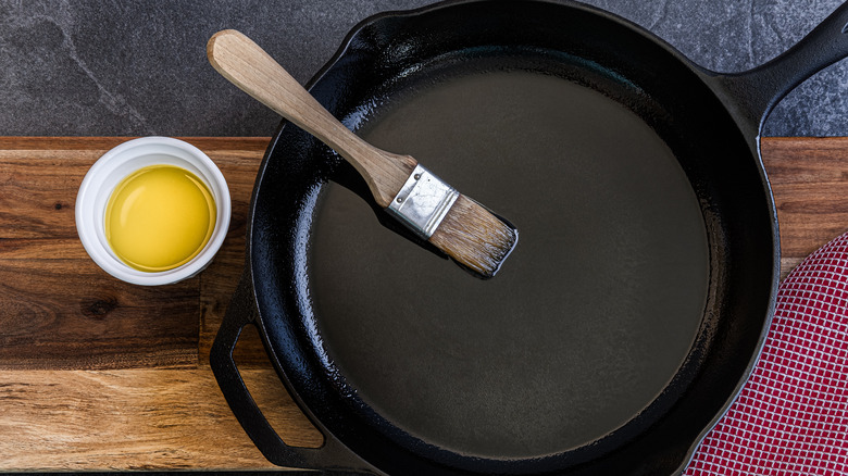 seasoning a cast iron skillet