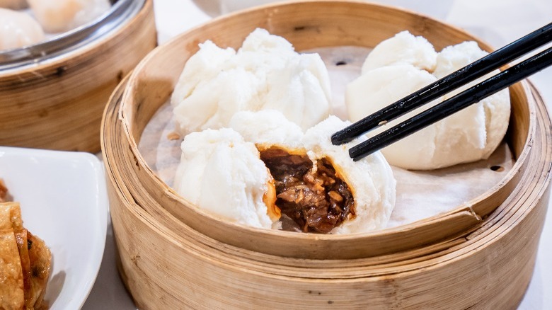 dumplings in bamboo steamer