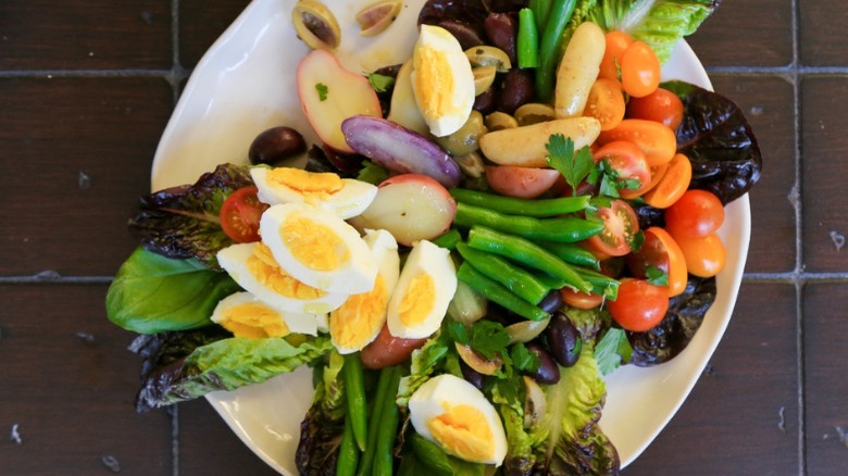 plate of nicoise salad