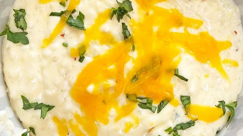 cheesy grits with garnish