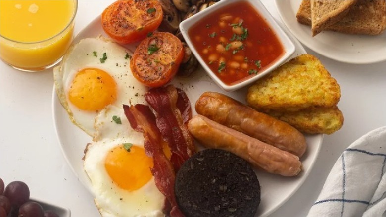 irish breakfast eggs bacon tomatoes baked beans black pudding bangers hash browns