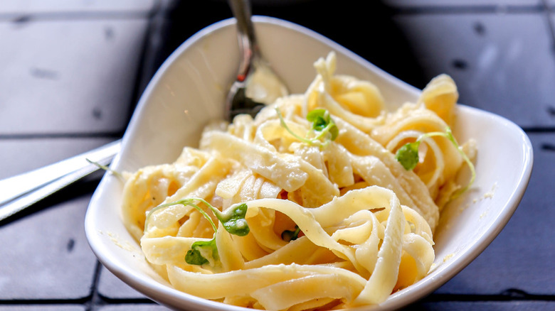 fettuccine with peas in bowl