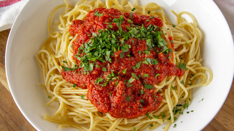 spaghetti with marinara sauce