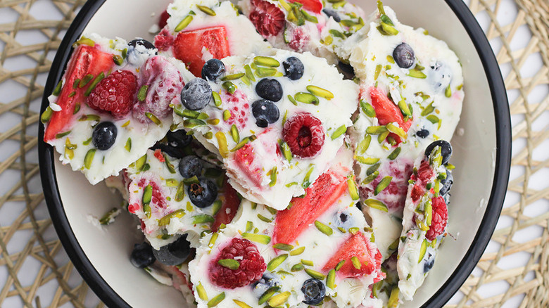 frozsn yogurt with berries