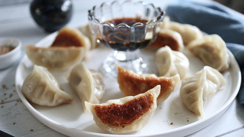 potstickers with dipping sauce