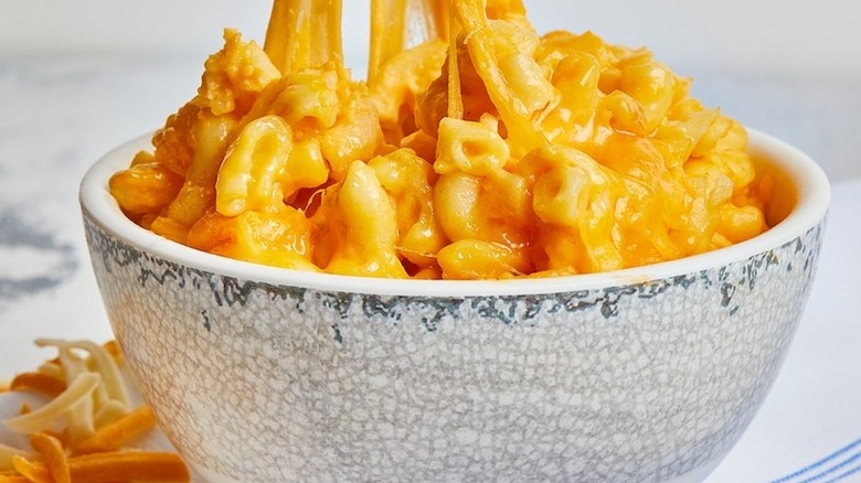 macaroni and cheese in bowl