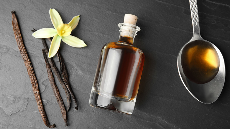 vanilla extract with vanilla beans 