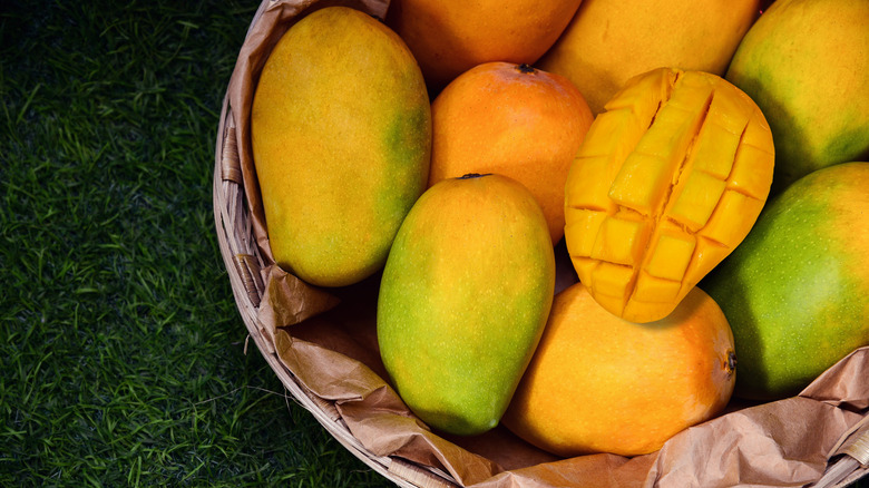 bowl of fresh mangoes