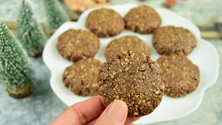 Molasses cookies with almond