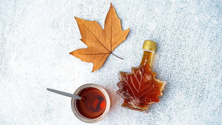 maple syrup leaf and jar