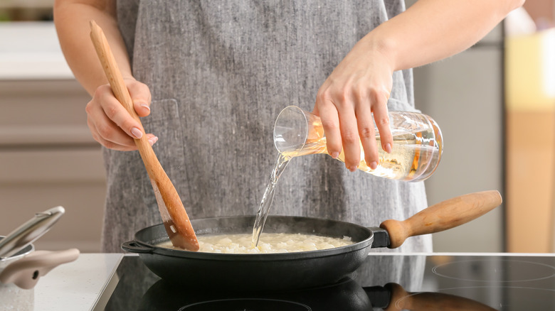 adding white wine to risotto