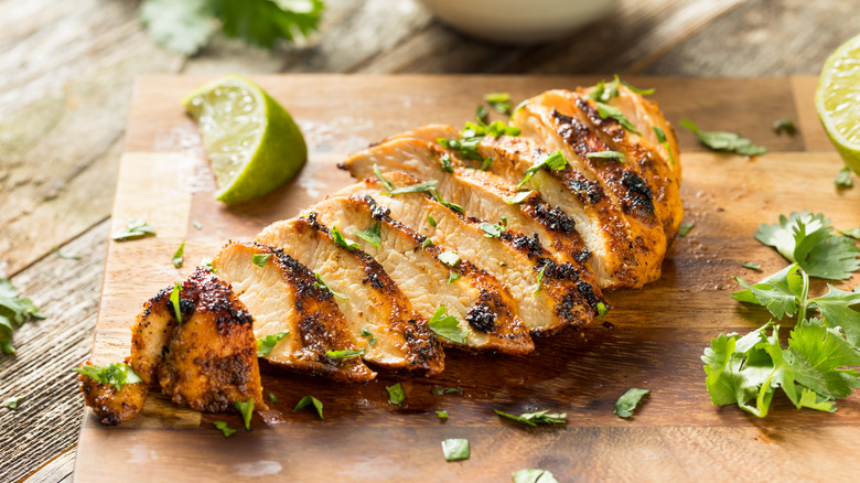 sliced grilled chicken with lime