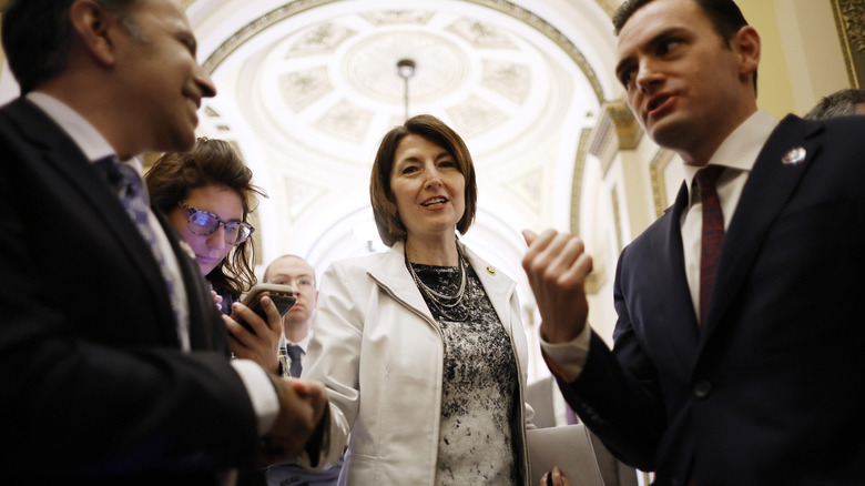 Cathy McMorris Rodgers shaking hands