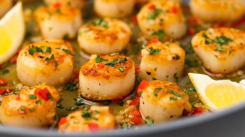 scallops with parsley and peppers