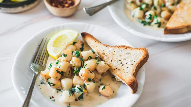 scallops with lemon and bread