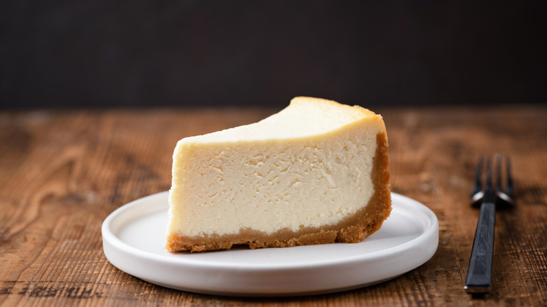 Plain cheesecake on plate 