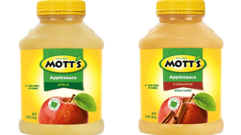 Mott's original and cinnamon applesauce bottles