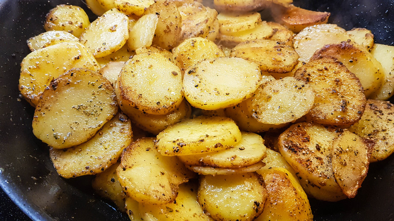 sliced fried potatoes