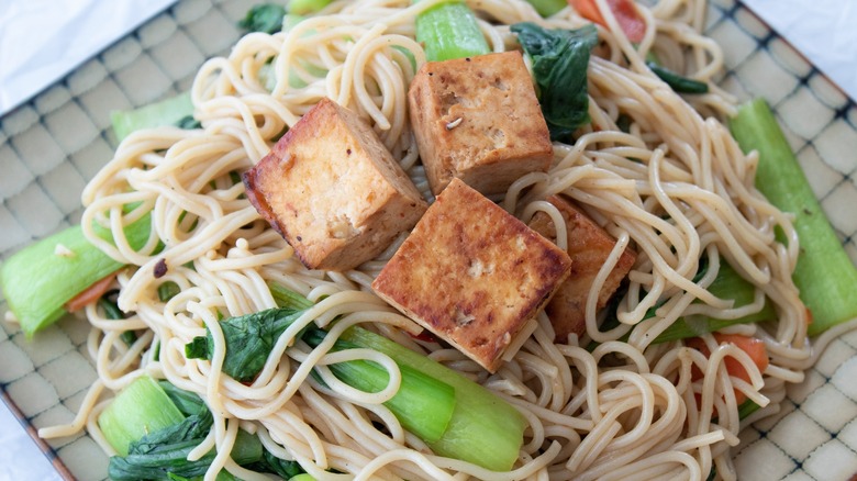 Lo mein with tofu and bok choy