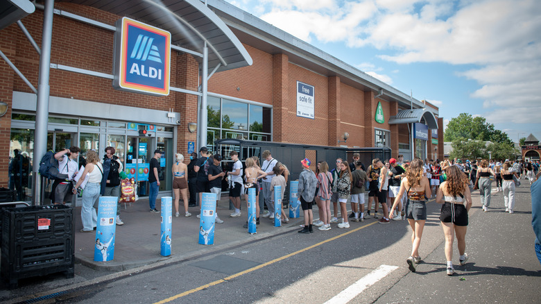 long line to get into Aldi