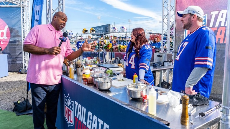 Vince Wilfork talking to contestants