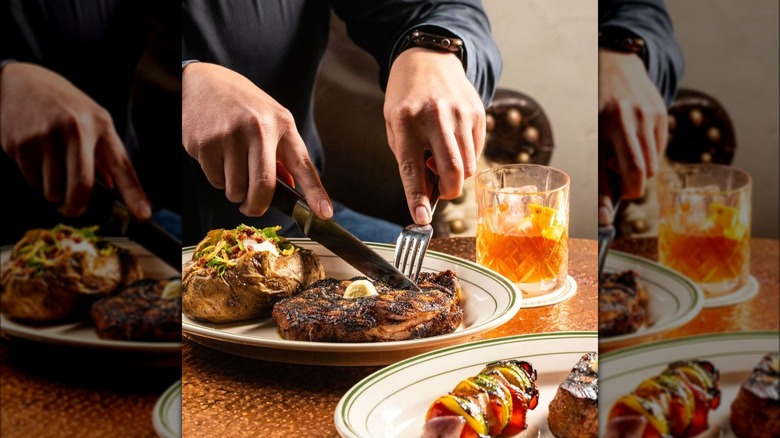 person cutting culpepper steak