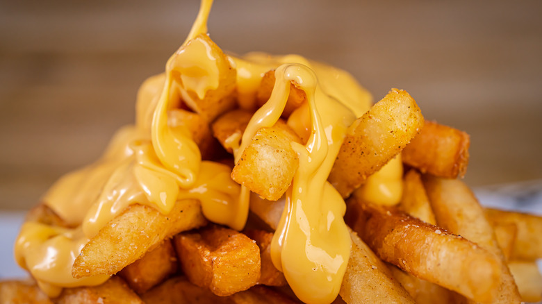 cheese sauce on potato fries