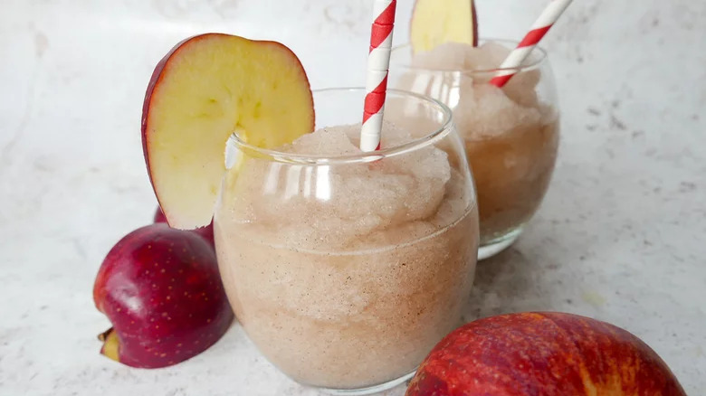 Frozen apple slushies with fruit slices