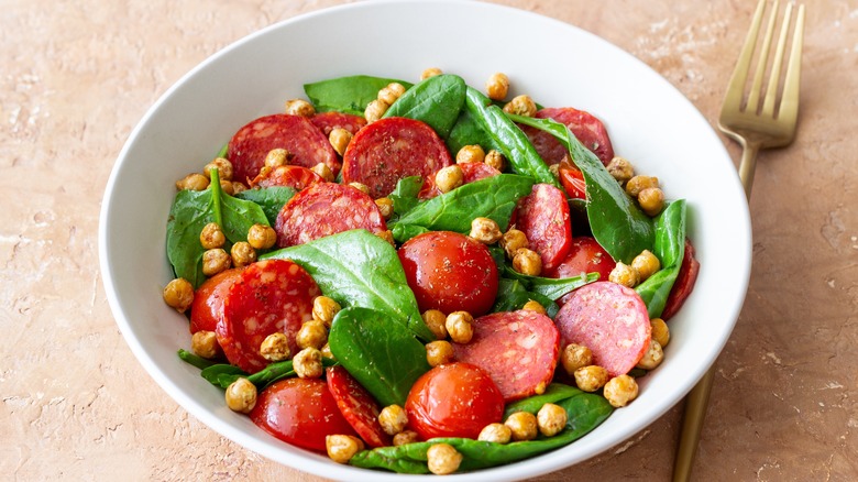 Spinach salad with pepperoni