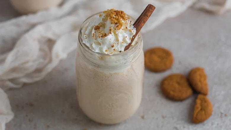 Gingersnaps and milkshake with cream