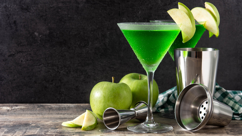 Appletini cocktails with green apples