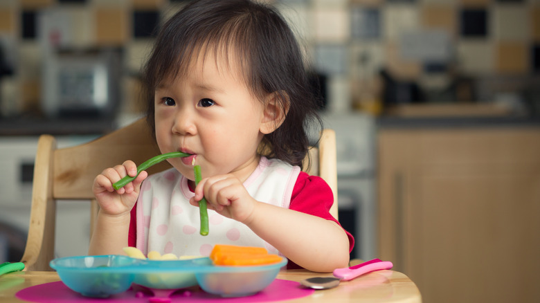 toddler eating green beans