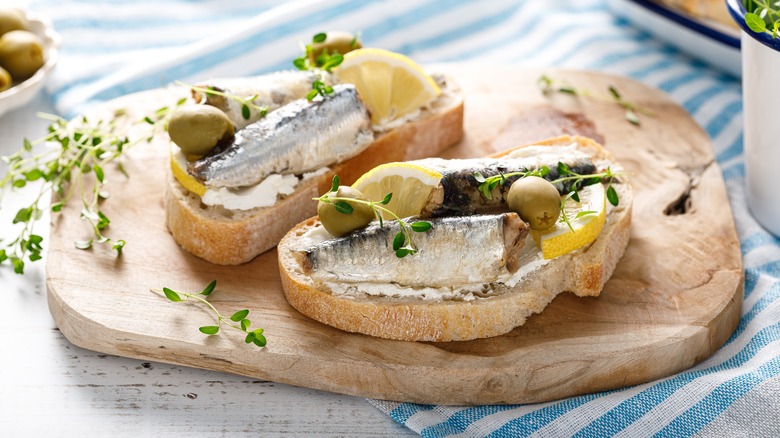 sardines on toast with lemon and olives